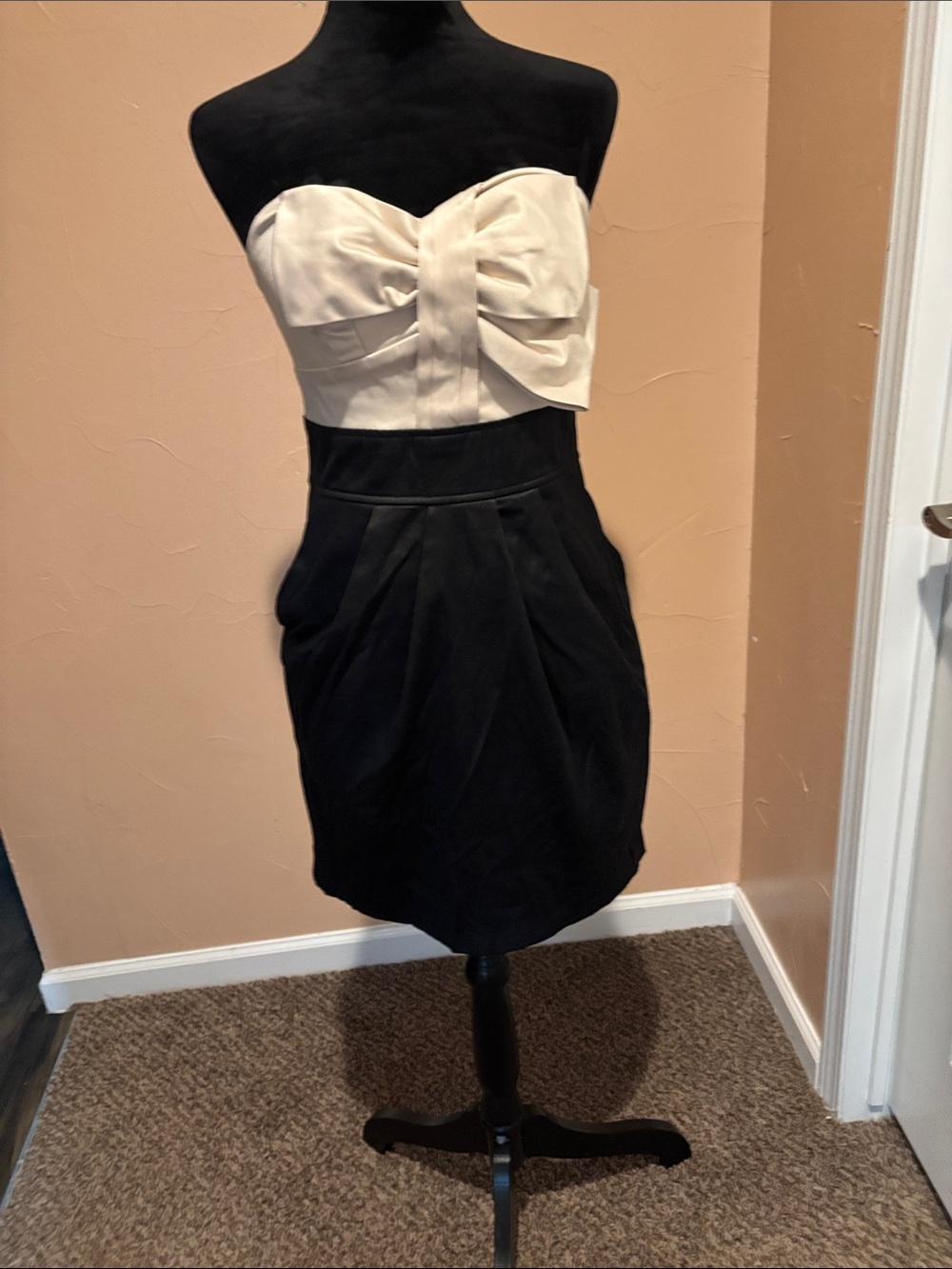Phanuel Black and Cream Strapless Bow-Front Cocktail Dress